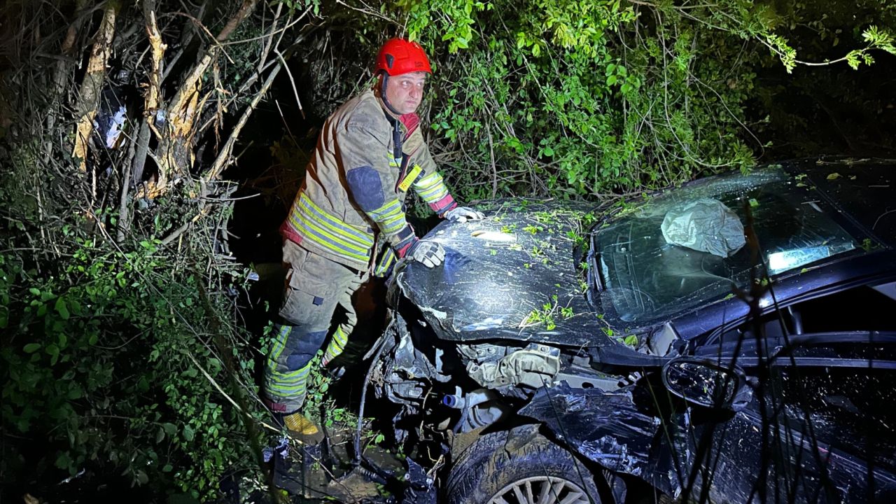 Düzce'de otomobil dereye yuvarlandı: 1 yaralı