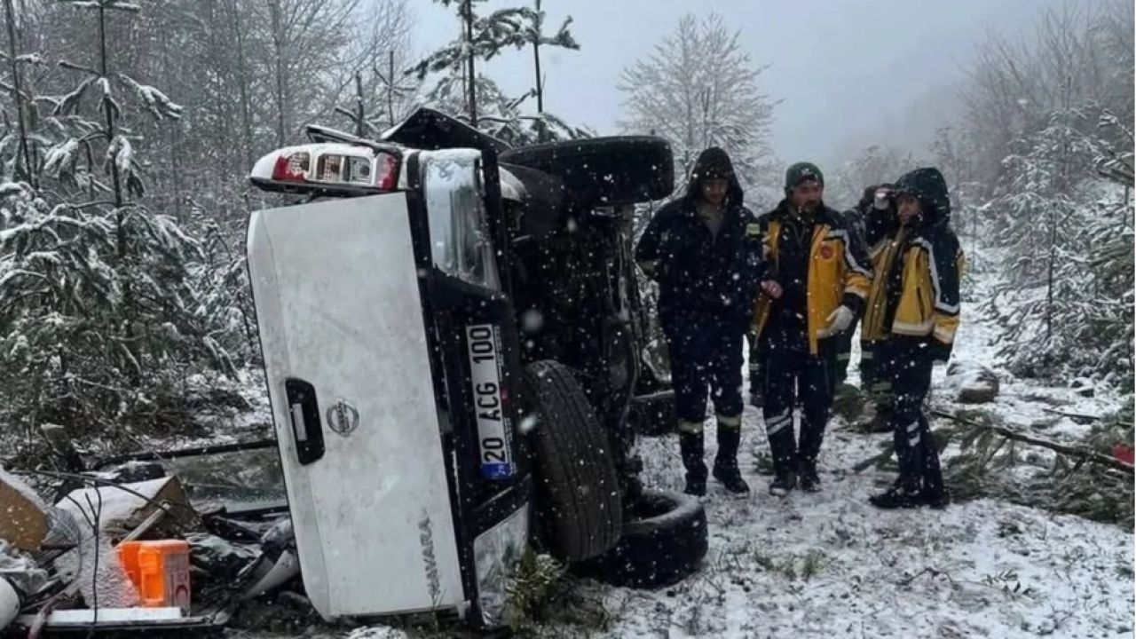 Elektrik arıza ekibi pikapla şarampole devrildi: 3 yaralı