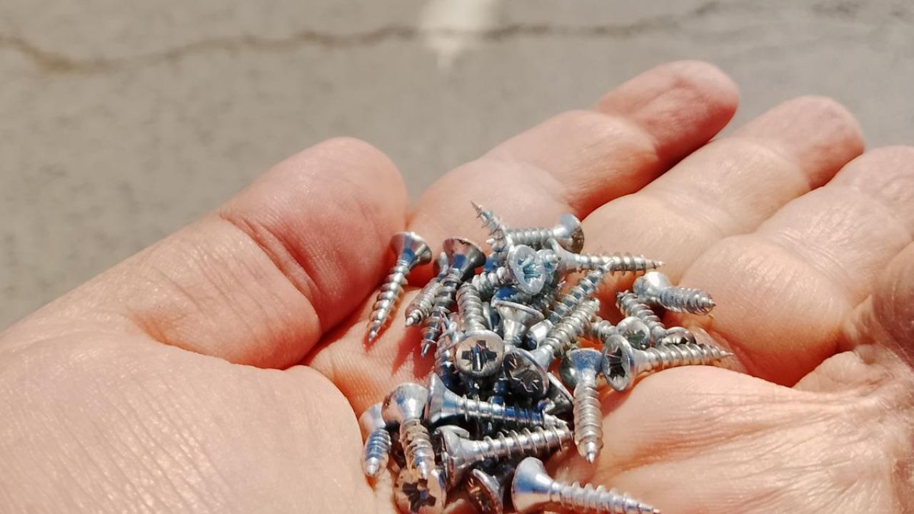 İstanbul'da vida kabusu! Gelenin lastiği patladı, trafik kilitlendi