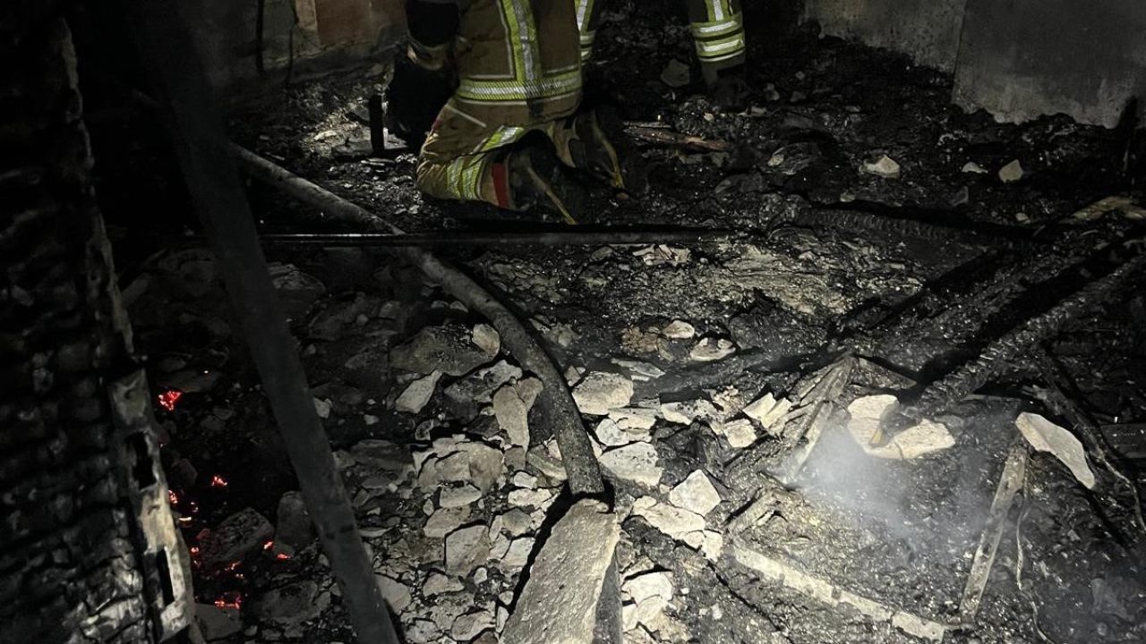 İzmir'de yangın çıkan evdeki bebek yaşamını yitirdi, 3 kardeşi dumandan etkilendi