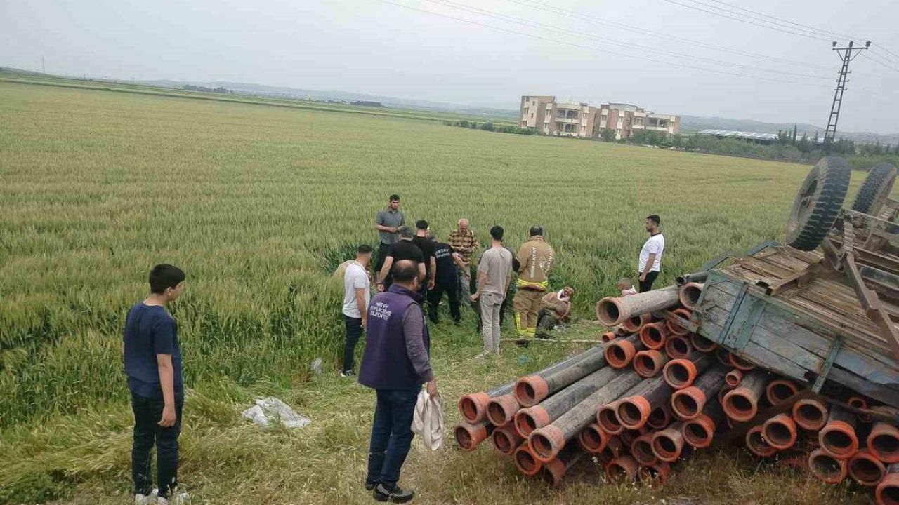 Römork devrildi, 4 kişi tarlaya uçtu