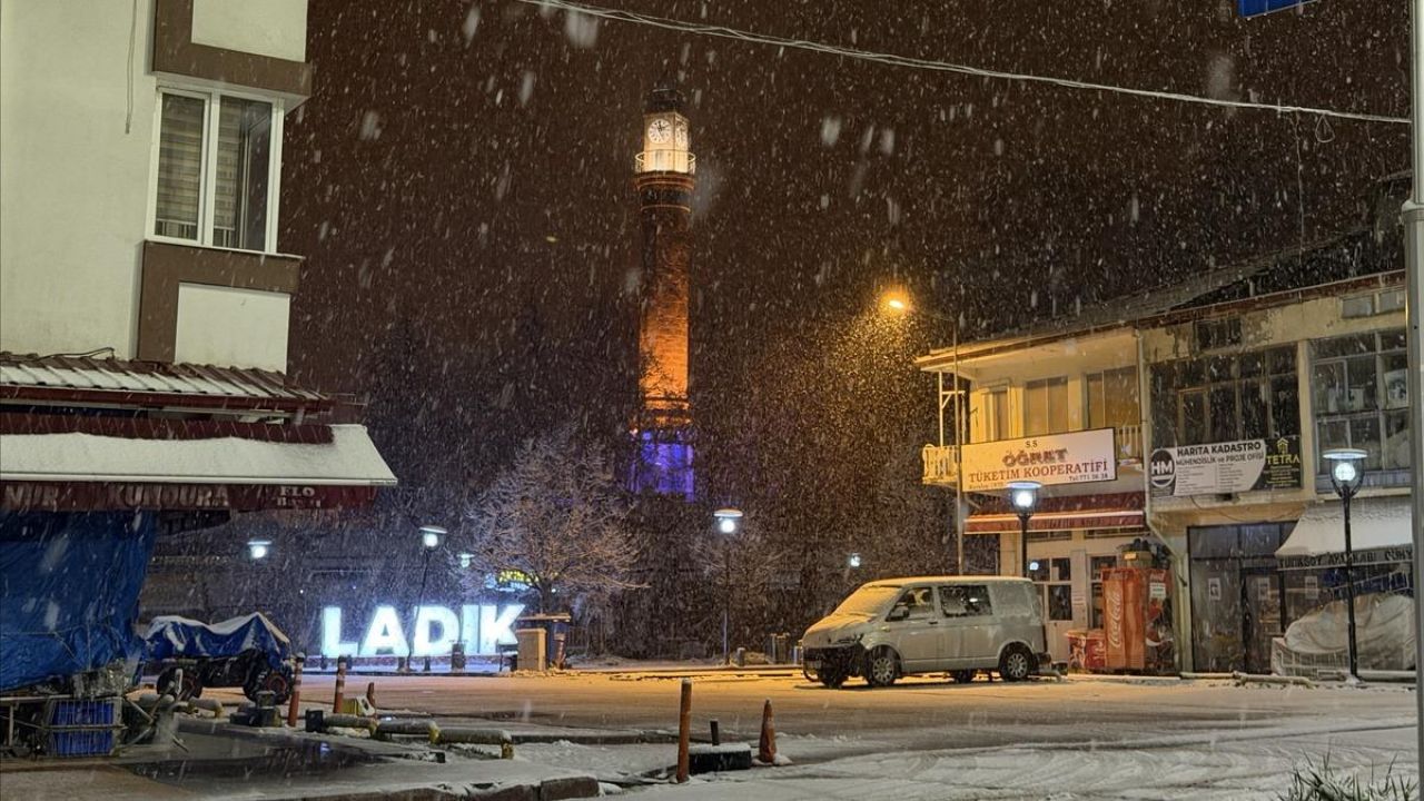 Samsun'un Ladik ilçesinde kar yağışı