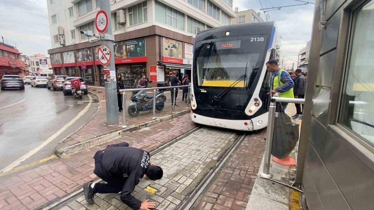 Tramvayın altına giren yavru kedi, yolcuları ve durak görevlilerini alarma geçirdi